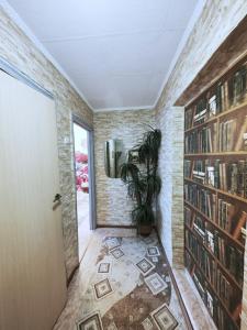 Η βιβλιοθήκη του διαμερίσματος