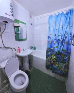 Ένα μπάνιο στο Уютные апартаменты в самом центре города