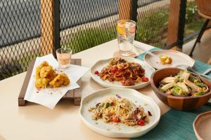 Ban Sathani Bandai MaMarasca Khao Yai - Eco-friendly Glamping Escape Near National Park的餐桌,三盘食物和一碗食物