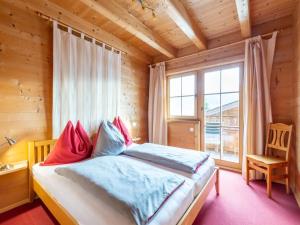 - une chambre avec un lit dans une maison en bois dans l'établissement Apartment near the ski area, à Brixen im Thale