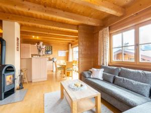 - un salon avec un canapé et une table dans l'établissement Apartment near the ski area, à Brixen im Thale