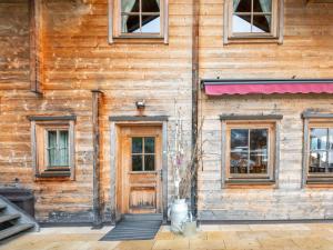- un bâtiment en bois avec une porte et des fenêtres en bois dans l'établissement Apartment near the ski area, à Brixen im Thale