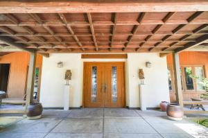 una puerta delantera de una casa con techo de madera en Private beach retreat Resort villa iki by ritomaru en Iki