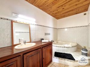 Vannituba majutusasutuses Paul et Aliette - T3 classé 3 étoiles - 70m2 - Saint-Denis +11 fotot