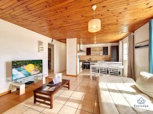 Televiisor ja/või meelelahutuskeskus majutusasutuses Paul et Aliette - T3 classé 3 étoiles - 70m2 - Saint-Denis