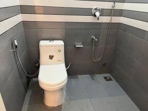 マラリクラムにあるMarari kallyani beach homestayのトイレとシャワー付きのバスルーム