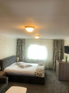 Postel nebo postele na pokoji v ubytování BUCEGI VIEW APARTAMENT