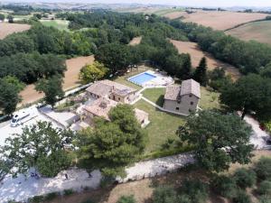 een luchtzicht op een landgoed met een zwembad bij BorgoPratole CountryHouse in Cingoli