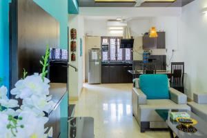 sala de estar y cocina con sofá y mesa en Spacious 3 bhk new stylish villa in Vagator en Vagator