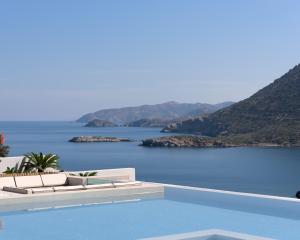 בריכת השחייה שנמצאת ב-Nandana Luxury Villa, an infinite blue experience, By ThinkVilla או באזור