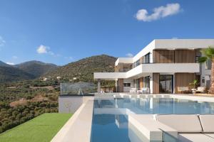 una imagen de una villa con piscina en Nandana Luxury Villa, an infinite blue experience, By ThinkVilla en Balíon