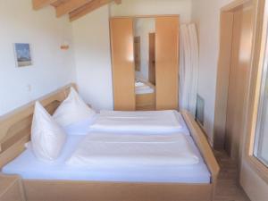 een slaapkamer met 2 witte bedden in een kamer bij Lindenhof Inzell - FeWo mit Chiemgaukarte in Inzell