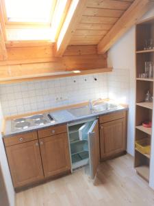 een keuken met een wastafel en een fornuis bij Lindenhof Inzell - FeWo mit Chiemgaukarte in Inzell