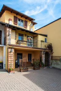 duży żółty budynek z balkonem i patio w obiekcie Rosè House w mieście Camino
