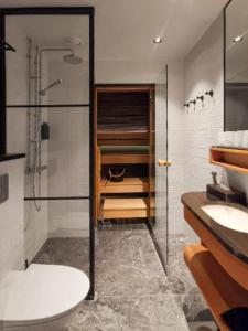 A bathroom at Cahkal Hotel