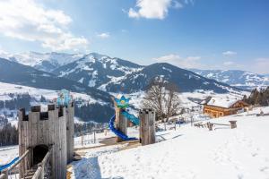 uma montanha coberta de neve com montanhas ao fundo em Apartment Grammlergut em Maria Alm am Steinernen Meer