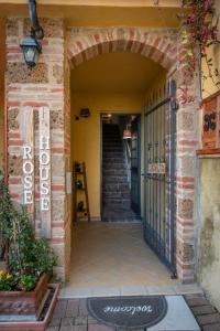 wejście do budynku z bramą wejściową w obiekcie Rosè House w mieście Camino