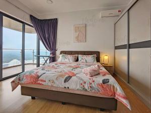 een slaapkamer met een bed en een groot raam bij Bay Laurel, Country Garden Danga Bay Homestay By WELCOME HOME in Johor Bahru