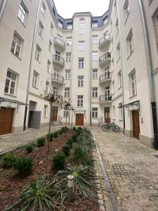 un gran edificio de apartamentos blanco con patio en AK Apartments, en Varsovia