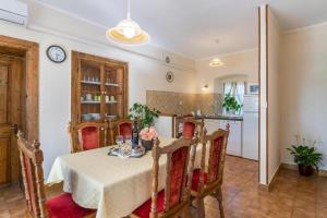 a kitchen and dining room with a table and chairs at Iris Trget in Trgetari