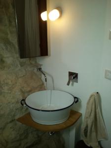 ein Badezimmer mit einem großen Waschbecken und einem Spiegel in der Unterkunft I Trulli Sul Mare in Trani + 29 Fotos