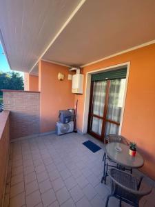 Habitación con patio con mesa y TV. en Dave’s house, en Reggio Emilia