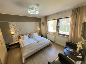 une chambre d'hôtel avec un lit et deux chaises dans l'établissement Gästehaus Burgberg, Weinhaus Fries, à Kattenes