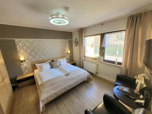 ein Hotelzimmer mit einem Bett und zwei Stühlen in der Unterkunft Gästehaus Burgberg, Weinhaus Fries in Kattenes