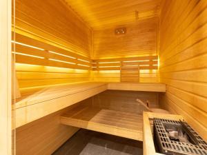 ハルデルウェイクにあるModern Villa with bubble bath Sauna in Harderwijk Flevolandの木製サウナ(ベンチ付)