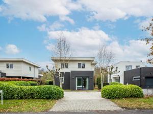 dom z podjazdem przed nim w obiekcie Villa in Flevoland near Lake Veluwe w mieście Zeewolde +32 zdjęcia