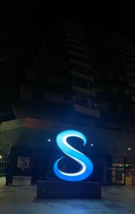 ein Schild für ein Gebäude mit einem Buchstaben s in der Unterkunft Sea Residences JO Alano's Place in Manila