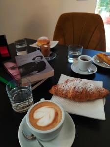 uma mesa com uma chávena de café e uma pastelaria em Dimora T'ama em San Lorenzello