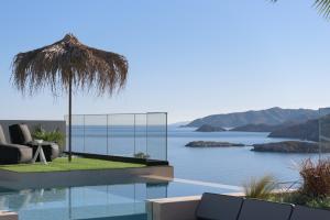 バリにあるMayana Luxury Villa, an infinite blue experience, by ThinkVillaの海の景色を望むスイミングプール