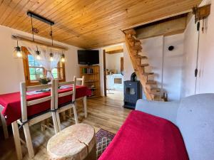ein Wohnzimmer mit einem Tisch und einem Esszimmer in der Unterkunft Chalet Hike&Bike above Bohinj valley in Bohinj