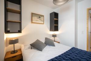 1 dormitorio con 1 cama con 2 almohadas en TERRESENS - L'ALTARENA, en Les Saisies