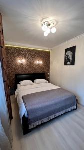 1 dormitorio con 1 cama grande en una habitación en 2 room Apartment on Gagarina 102, en Dnipro