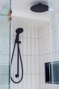 La salle de bains est pourvue d'une douche avec un pommeau de douche. dans l'établissement Condor Apartments by Gold Coast Premium, à Gold Coast