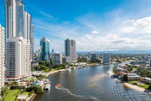 une rivière dans une ville avec de grands bâtiments dans l'établissement Condor Apartments by Gold Coast Premium, à Gold Coast