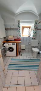 eine kleine Küche mit einem Waschbecken und einem WC in der Unterkunft Fallerhaus in Gmünd in Kärnten