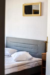 - 2 lits dans une chambre avec un miroir mural dans l'établissement Main Square 18 view 1, à Cracovie