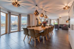 een eetkamer met een tafel en stoelen bij AlpenParks Appartements Maria Alm in Maria Alm am Steinernen Meer