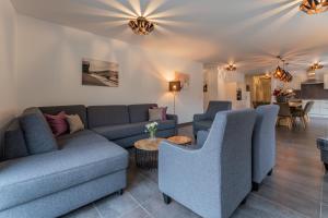 ein Wohnzimmer mit 2 Sofas und einem Tisch in der Unterkunft AlpenParks Appartements Maria Alm in Maria Alm am Steinernen Meer