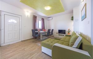 a living room with a green couch and a table at Cozy Home In Vodnjan With Wifi in Vodnjan