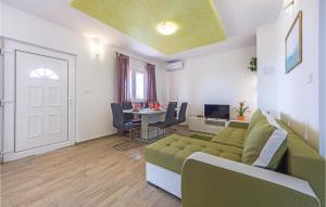 Część wypoczynkowa w obiekcie Cozy Home In Vodnjan With Wifi