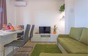 Część wypoczynkowa w obiekcie Cozy Home In Vodnjan With Wifi