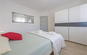 Łóżko lub łóżka w pokoju w obiekcie Cozy Home In Vodnjan With Wifi