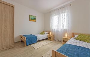 Łóżko lub łóżka w pokoju w obiekcie Cozy Home In Vodnjan With Wifi