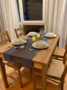 Ein Restaurant oder anderes Speiselokal in der Unterkunft Modern and New Family flat in Beylikdüzü 