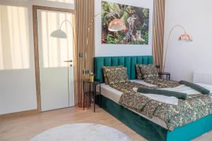 ブダペストにあるBRAND NEW LOFT LUXURY PENTHOUSE WITH JACUZZI #Centropolitanの緑のヘッドボード付きのベッドが備わる客室です。