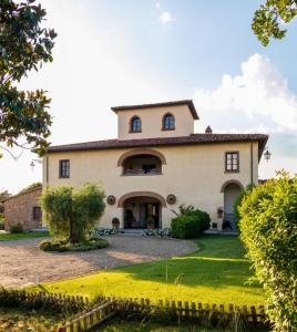una vista exterior de una casa grande con patio en Leopoldina L'Orto, en Arezzo